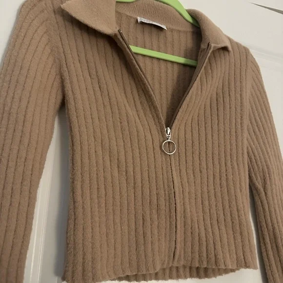 🦋 Bershka Cropped Tan Fuzzy Zip Up Cardigan Sweater Size Medium 🦋 - Picture 2 of 3